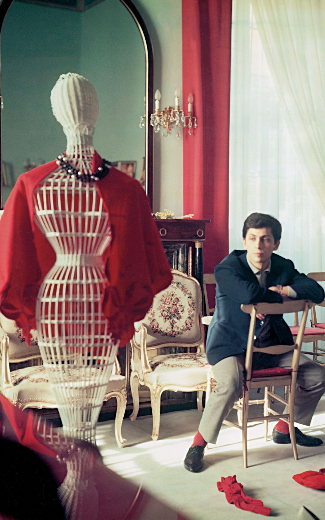 Un giovane Valentino Garavani in Atelier Courtesy of FVG Services