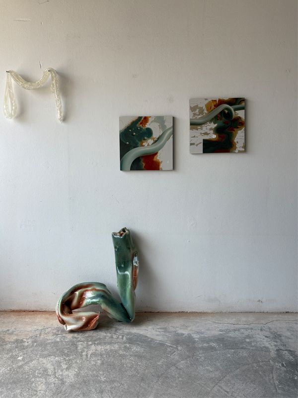 Veduta_Foce (sulla parete) + Diatomea (sul pavimento) 2025, stampa digitale su gres + ceramica,smalto