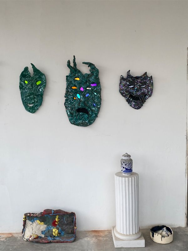 Serie Maschere, courtesy Francesco Ardini 2022-2025, ceramica, smalto, legno dipinto, nylon con copertura metallica