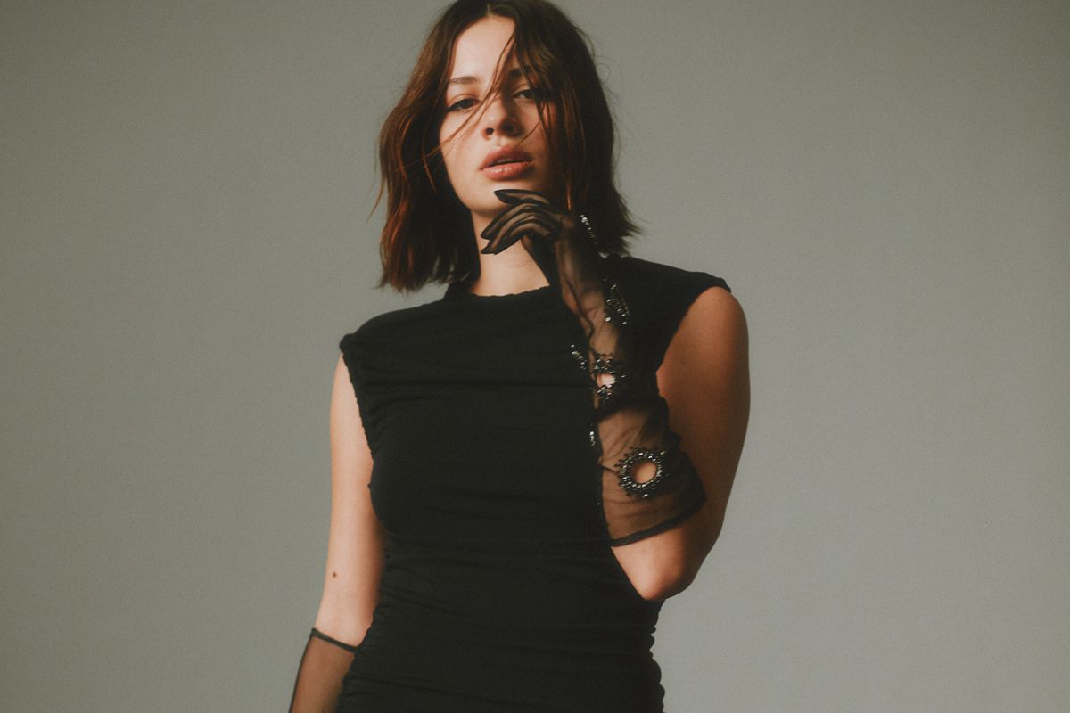 Abito Sandro Paris; guanti Des Phemmes.