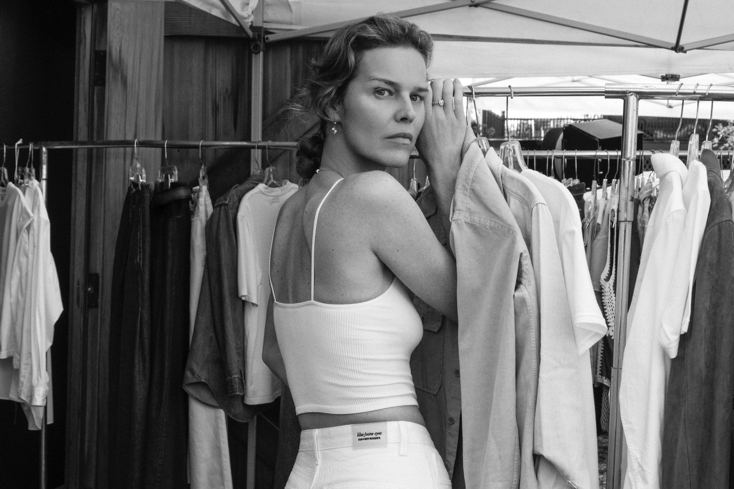 Eva Herzigova nel backstage della campagna per Roy Roger's che la vede protagonista nel doppio ruolo di modella e designer della capsule collection. Foto di Bruce Weber.