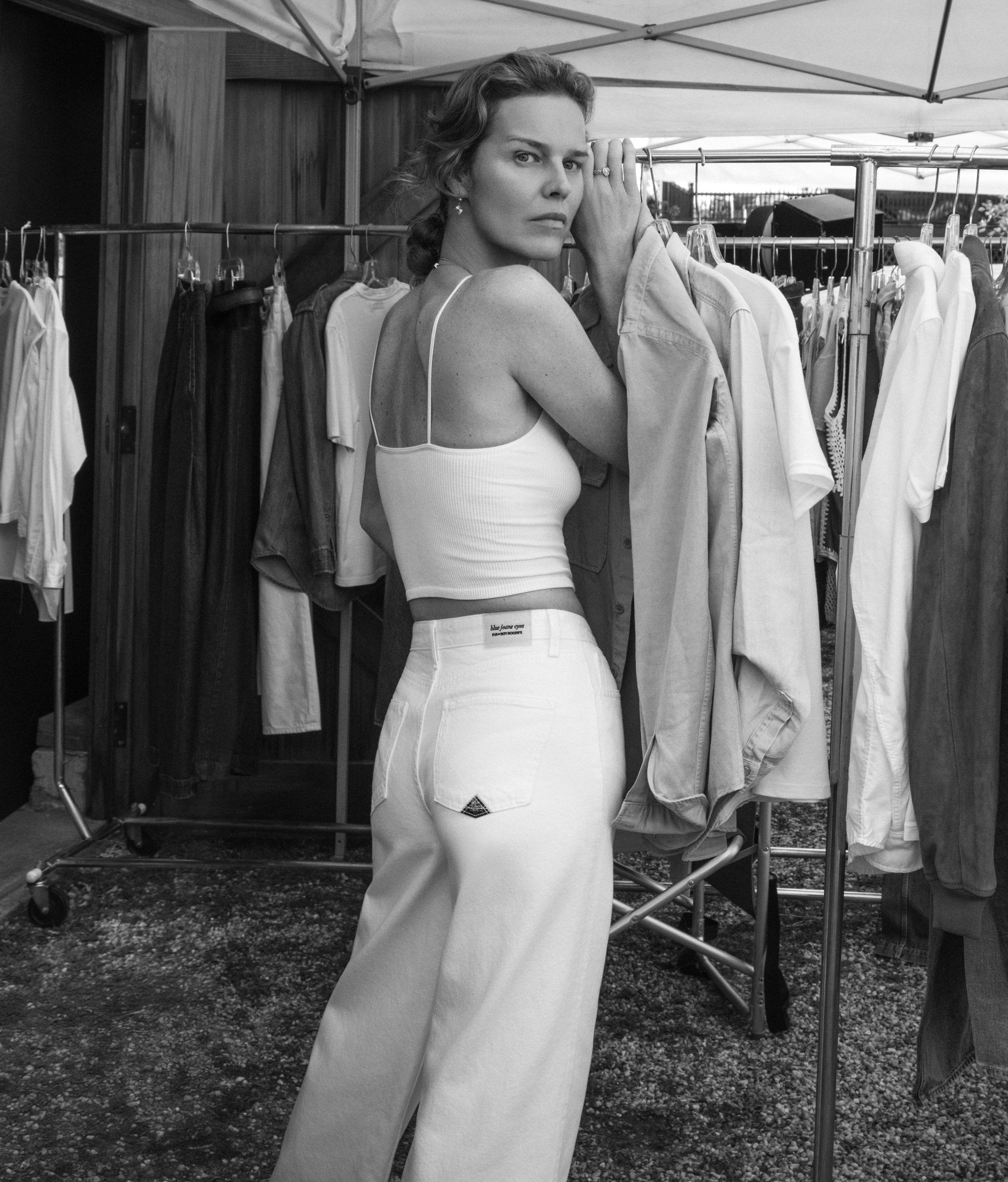 Eva Herzigova nel backstage della campagna per Roy Roger's che la vede protagonista nel doppio ruolo di modella e designer della capsule collection. Foto di Bruce Weber.