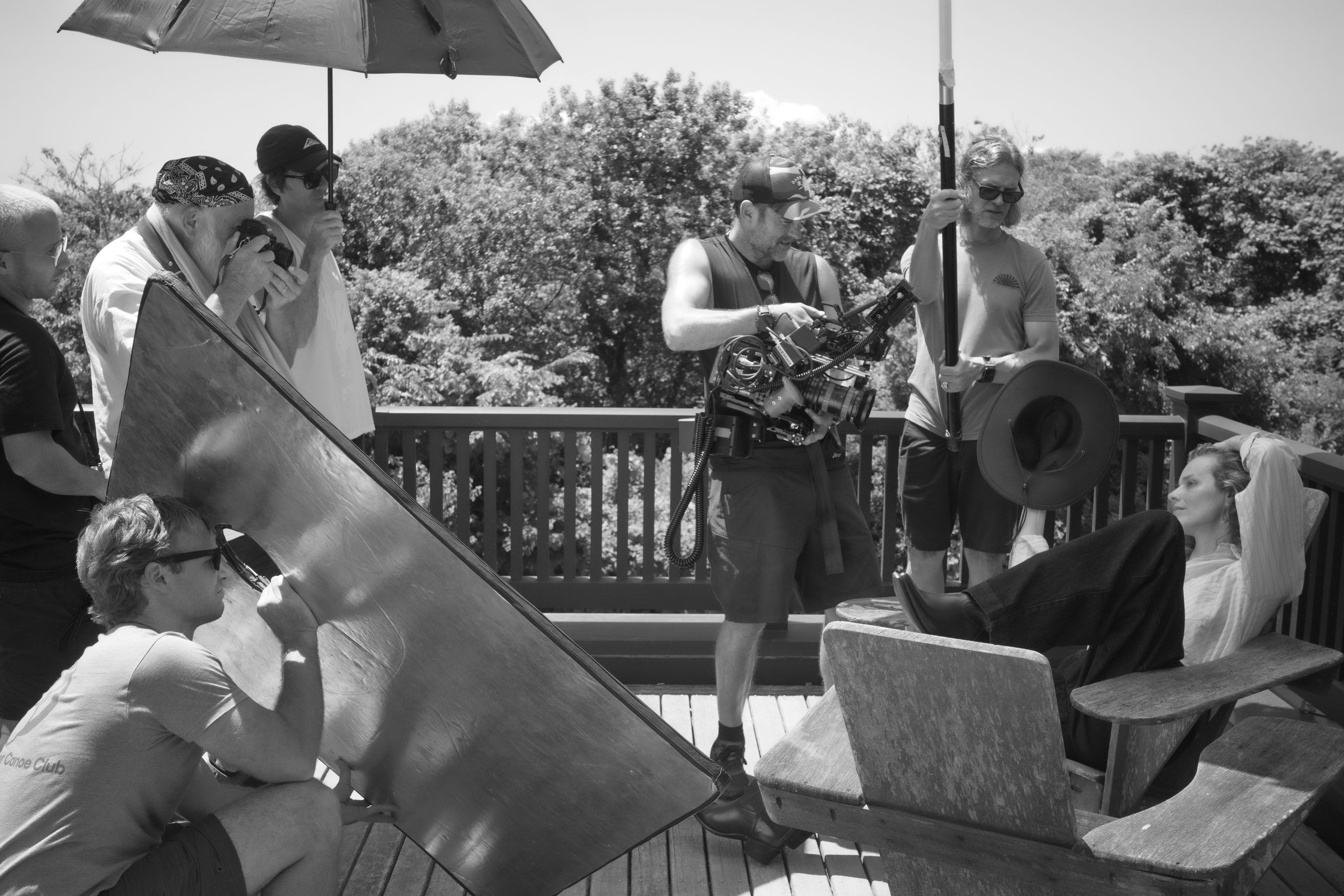 Behind the scenes: la troupe al lavoro nella casa di Bruce Weber negli Hamptons. Al centro della scena: Eva che posa per il celebre fotografo, in uno scatto "rubato" da Guido Biondi.