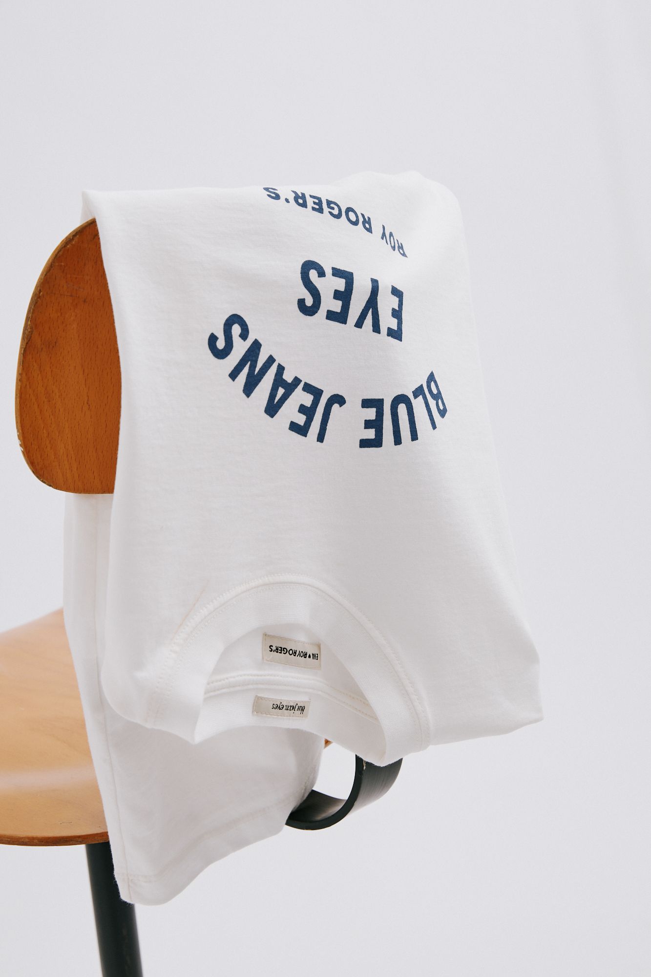 T-shirt bianca in jersey lavato con scritta Blue Jeans Eyes: gli occhi color blu jeans di Eva sono diventati anche il claim della capsule collection.