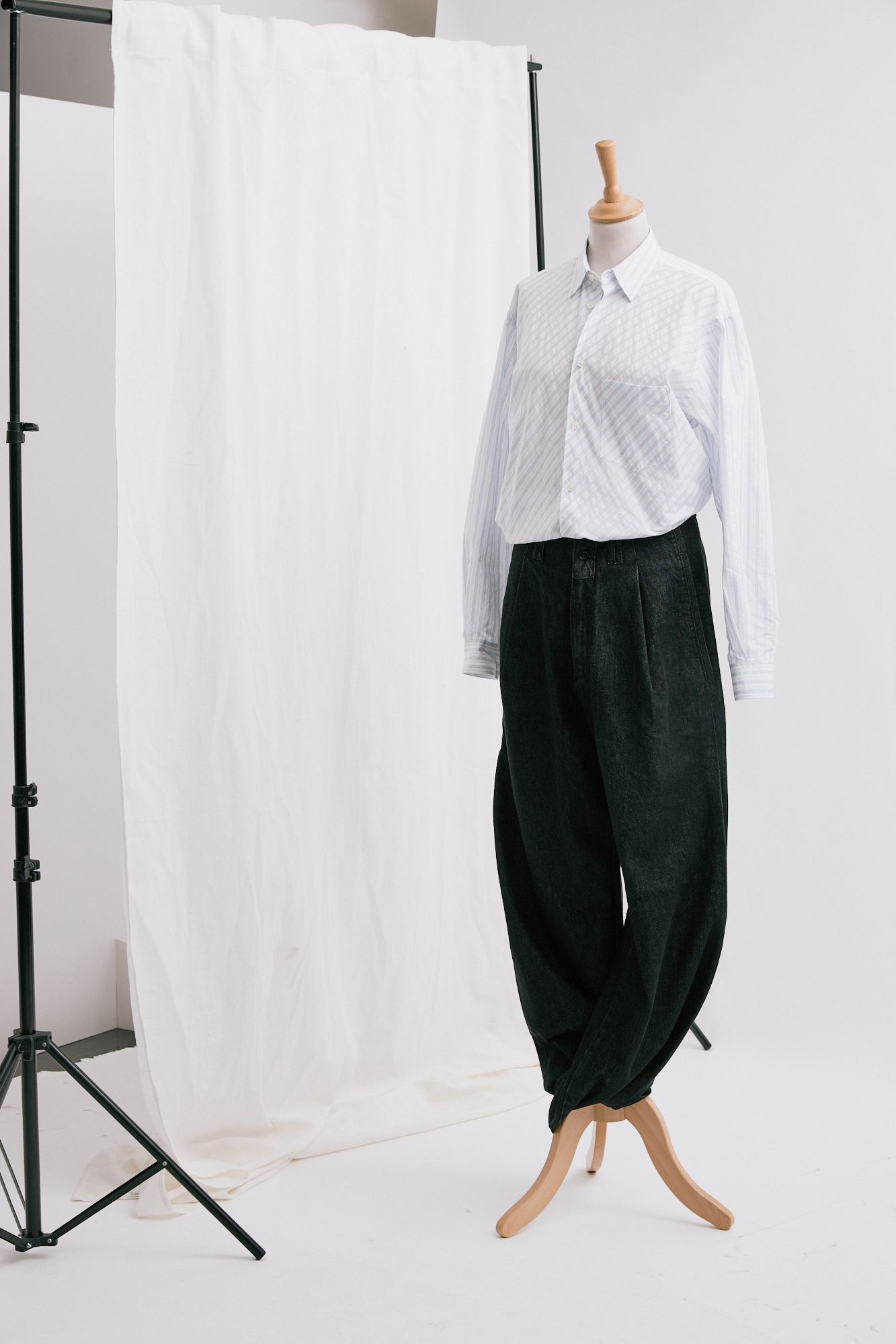 Il look più iconico della capsule collection Eva Herzigova x Roy Roger's? Senza dubbio l'Eva Pant in denim nero dal taglio sartoriale e la camicia Garcon a righe.