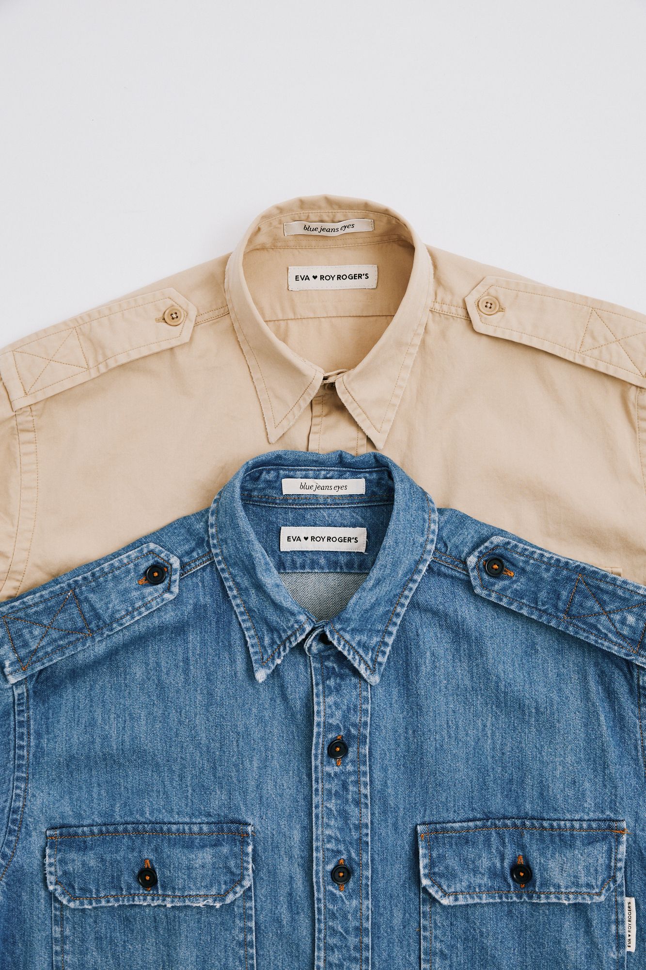 La camicia Military della capsule collection firmata da Eva è disponibile in due varianti: denim vintage wash o gabardine color sabbia.