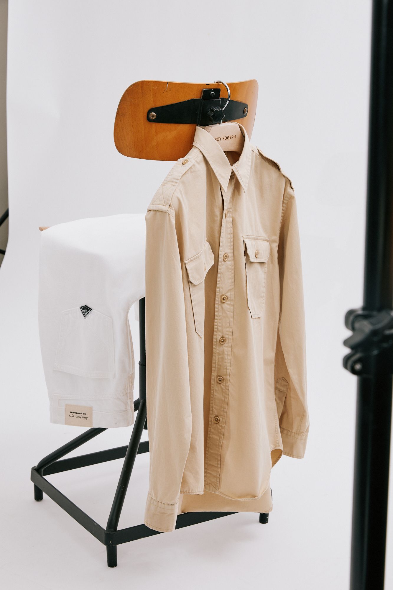 Timeless duo: camicia di gabardine con mostrine e tasche anteriori + jeans bianchi dalla vestibilità ampia e rilassata, tutto dalla capsule collection Eva Herzigova x Roy Roger's.