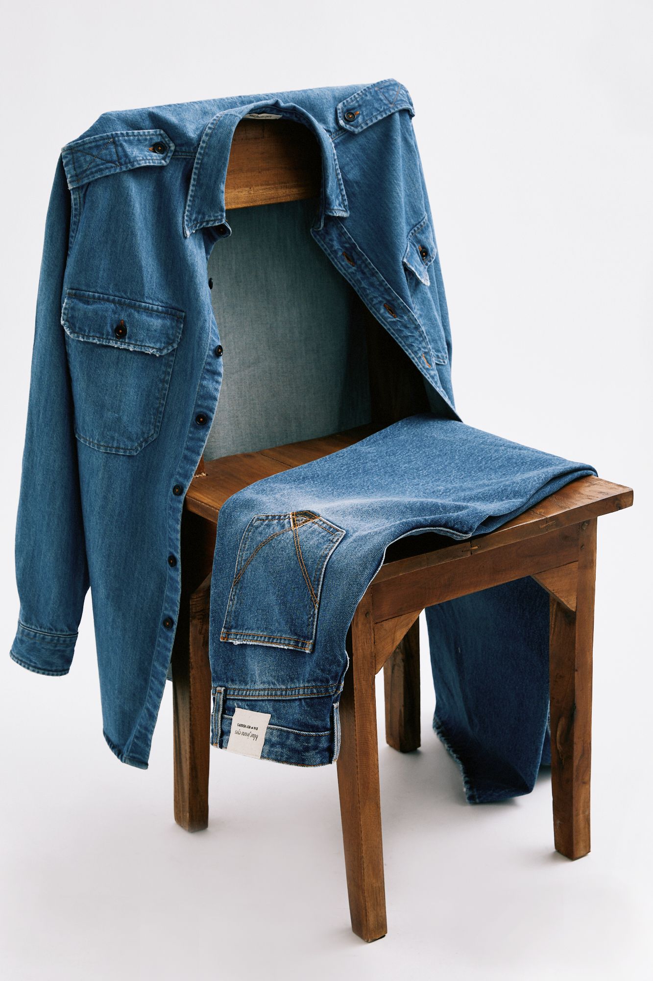 L'uniforme d'elezione per ogni denim lover: camicia e pantaloni in jeans vintage wash, entrambi parte della capsule collection Eva Herzigova x Roy Roger's.